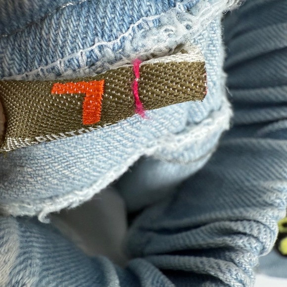 Girls Denim Shorts Daisy Duck Applique Pearls Distressed Frayed Hem Size 7 - Picture 6 of 7